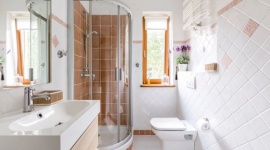 Nowe życie małej łazienki: Kreatywny remont z wykorzystaniem płytek ceramicznych