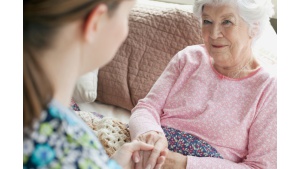 Czy bon senioralny realnie wesprze potrzeby seniorów?