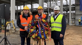 W Legnicy zawisła wiecha na budowie zaplecza technicznego Kolei Dolnośląskich