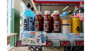 „Fala nowych smaków” - rusza akcja promująca napoje dostępne tylko w Żabce