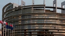 Komisja Europejska bawi się w złego glinę