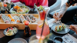 KOKU Sushi: nowe restauracje, kuchnia centralna i małe miasta