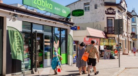 90 sklepów sezonowych sieci Żabka działa w miejscowościach turystycznych